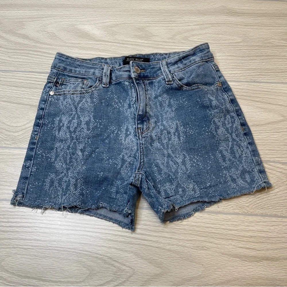 Judy Blue Mid Rise Snake Print Light Wash Blue Denim Jean Shorts Raw Hem Size M